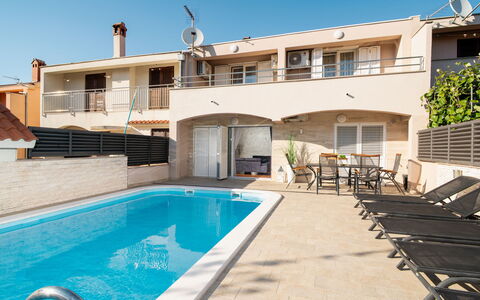 Jure: Piscina, Shade, Mobili Da Esterno, Ricorrere, Hotel, Balcone