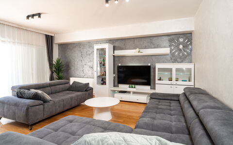 Jure: Mobilia, Interior Design, Pavimentazione, Pavimento, Divano, Legna, Soggiorno, Soffitto, Camera, Tavolo