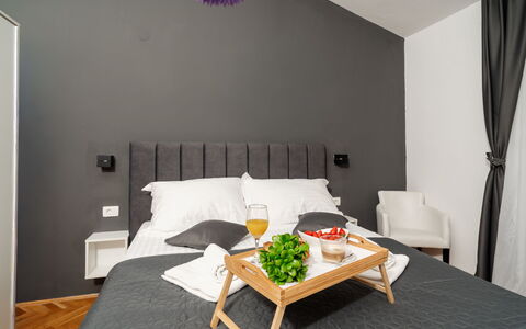 Jure: Mobilia, Letto, Interior Design, Camera Da Letto, Bedding, Parete, Lenzuolo, Biancheria, Pavimento, Camera
