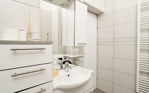 Jure: Lavandino Del Bagno, Idraulico Fixture, Pavimentazione, Parete, Interior Design, Lavello, Pavimento, Bagno, Mobiletto Del Bagno, Rubinetto
