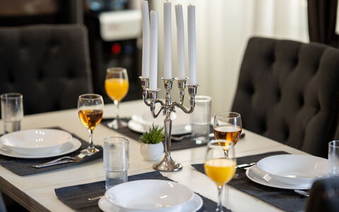 Jure: Mobilia, Tavola, Tavolo, Serveware, Stemware, Bicchieri, Dishware, Piatto, Cibo