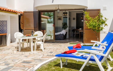 Studio Loureiro: Tavolo, Mobilia, Pianta, Costruzione, Sedia, Tavolo Esterno, Shade, Mobili Da Esterno, Casa, Pianta Della Casa