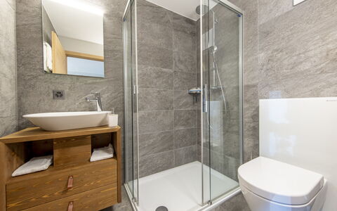 Vercorin 9000: Pavimentazione, Bagno, Idraulico Fixture, Pavimento, Interior Design, Mobiletto Del Bagno, Gabinetto, Lavandino Del Bagno, Lavello, Idraulico