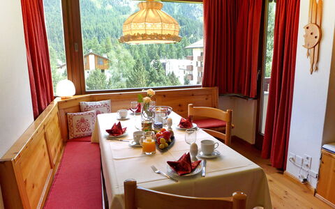 St. Moritz 26: Camera, Proprietà, Sala Da Pranzo, Mobilia, Tavolo, Interior Design, Costruzione, Tenda, Casa, Finestra Trattamento