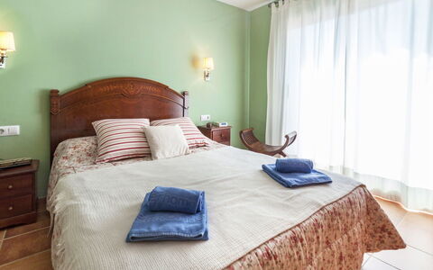 Villa Esther: Camera Da Letto, Mobilia, Letto, Camera, Proprietà, Lenzuolo, Interior Design, Telaio Del Letto, Bedding, Materasso