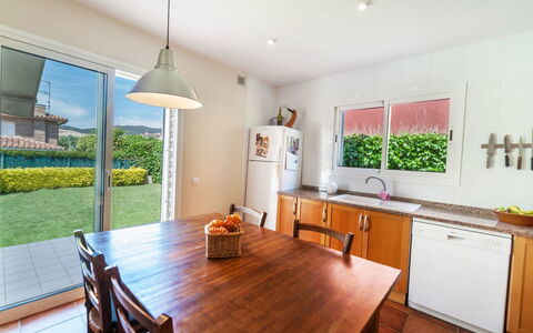 Villa Esther: Camera, Proprietà, Mobilia, Interior Design, Immobiliare, Costruzione, Cucina, Pavimento, Soffitto, Pavimento In Legno