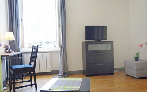 Le Continental: Mobilia, Tavolo, Proprietà, Costruzione, Legna, Interior Design, Cabinetry, Pavimento, Sedia, Pavimentazione