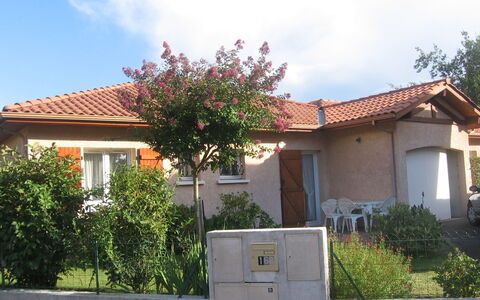 Bosquet aux Ecureuils: Cielo, Nube, Pianta, Costruzione, Proprietà, Finestra, Casa, Fiore, Lotto, Shade