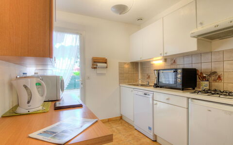Bosquet aux Ecureuils: Cabinetry, Controsoffitto, Costruzione, Cucina Stufa, Elettrodomestico Da Cucina, Legna, Elettrodomestico, Finestra, Interior Design, Cucina