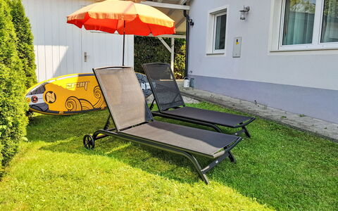 Seehaus Blue Faak: Mobilia, Pianta, Finestra, Ombrello, Mobili Da Esterno, Shade, Albero, Rettangolo, Erba, Comfort