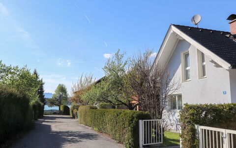 Seehaus Blue Faak: Proprietà, Casa, Zona Residenziale, Casa, Cielo, Villetta, Immobiliare, Costruzione, Albero, Quartiere