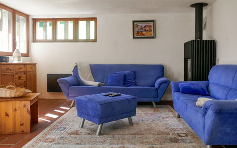 Sole: Soggiorno, Mobilia, Camera, Blu, Interior Design, Proprietà, Pavimento, Divano, Parete, Costruzione