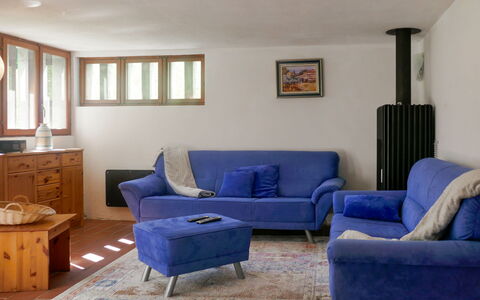 Sole: Mobilia, Camera, Soggiorno, Interior Design, Blu, Proprietà, Divano, Pavimento, Parete, Tavolo