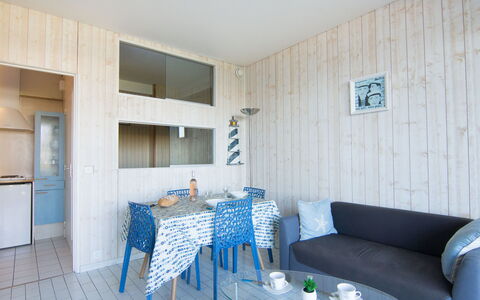 Balafen: Tavolo, Mobilia, Proprietà, Divano, Cabinetry, Azzurro, Divano Letto, Pavimentazione, Casa, Interior Design