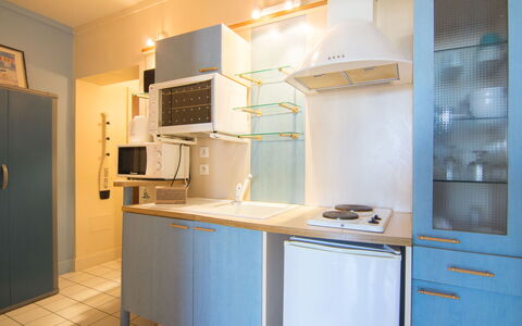 Balafen: Cabinetry, Elettrodomestico Da Cucina, Cucina Stufa, Controsoffitto, Cucina, Elettrodomestico, Legna, Pavimentazione, Interior Design, Frigorifero