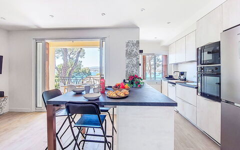 Les Goelands: Mobilia, Interior Design, Pavimentazione, Cucina, Controsoffitto, Pavimento, Legna, Sedia, Pavimento In Legno, Cucina & Sala Da Pranzo Tavolo