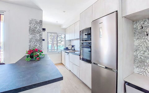 Les Goelands: Cucina, Pavimentazione, Controsoffitto, Interior Design, Elettrodomestico Da Cucina, Pavimento, Apparecchio Major, Legna, Mobilia, Cabinetry