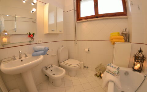 Carnevale: Bagno, Proprietà, Camera, Interior Design, Idraulico Fixture, Vasca Da Bagno, Costruzione, Immobiliare, Casa, Architettura