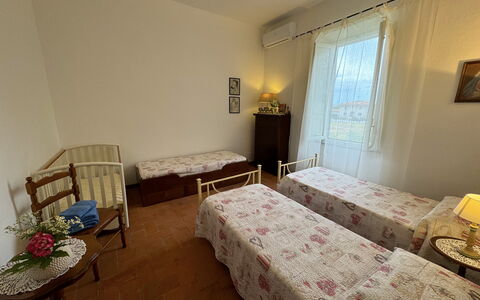 Casa Romana: Mobilia, Pavimento, Pavimentazione, Interior Design, Legna, Camera Da Letto, Letto, Lenzuolo, Biancheria, Bedding