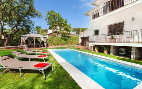 Gramoia: Proprietà, Casa, Piscina, Immobiliare, Costruzione, Casa, Zona Residenziale, Erba, Architettura, Estate