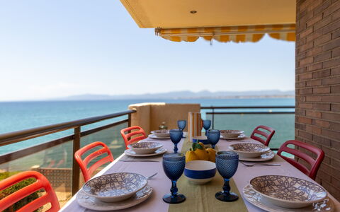 Cala D'Or: Mobilia, Legna, Tavolo, Sedia, Pavimento, Mare, Cucina & Sala Da Pranzo Tavolo, Color Legno, Shade, Oceano