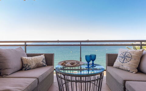 Cala D'Or: Mobilia, Interior Design, Sedia, Tavolo, Mare, Illuminazione, Pavimento, Oceano, Balcone, Mobili Da Esterno