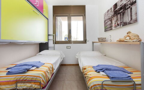 Cala D'Or: Proprietà, Mobilia, Costruzione, Comfort, Telaio Del Letto, Tessile, Finestra, Interior Design, Legna