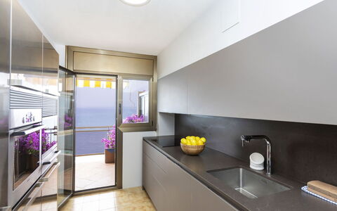 Cala D'Or: Cabinetry, Lavello, Controsoffitto, Lavandino Della Cucina, Costruzione, Rubinetto, Interior Design, Cucina Stufa, Cucina, Pavimento