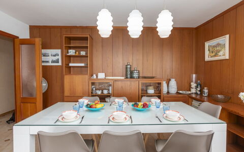 Cala D'Or: Tavolo, Mobilia, Proprietà, Bianca, Sedia, Interior Design, Cabinetry, Illuminazione, Legna, Cucina & Sala Da Pranzo Tavolo