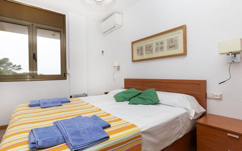 Cala D'Or: Costruzione, Mobilia, Proprietà, Comfort, Azzurro, Legna, Tessile, Finestra, Letto, Illuminazione