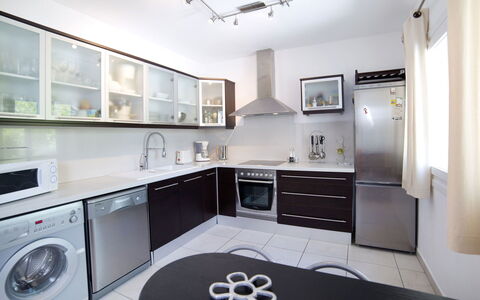 Una: Camera, Proprietà, Controsoffitto, Cucina, Cabinetry, Mobilia, Interior Design, Apparecchio Major, Costruzione, Cucina Stufa