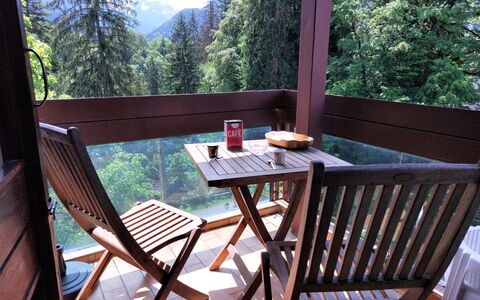 Saint Gervais 415: Tavolo, Proprietà, Mobilia, Sedia, Cielo, Albero, Legna, Interior Design, Shade, Villetta