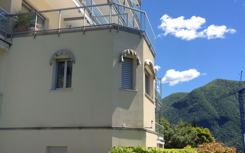 Vista Lago: Proprietà, Architettura, Casa, Cielo, Costruzione, Immobiliare, Facciata, Zona Residenziale, Albero, Tecnologia