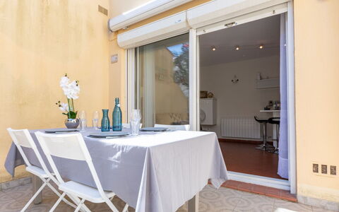 Les Cabestans 1,2,3: Mobilia, Tavolo, Proprietà, Sedia, Costruzione, Interior Design, Tovaglia, Legna, Pianta, Porta