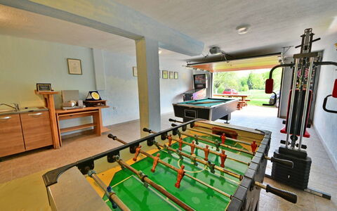 Lana: Camera, Proprietà, Interior Design, Costruzione, Soffitto, Casa, Mobilia, Immobiliare, Tavolo, Architettura
