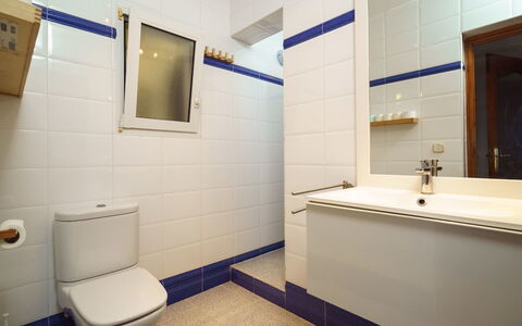 Bellevue: Proprietà, Bagno, Costruzione, Viola, Idraulico Fixture, Interior Design, Pavimento, Specchio, Parete