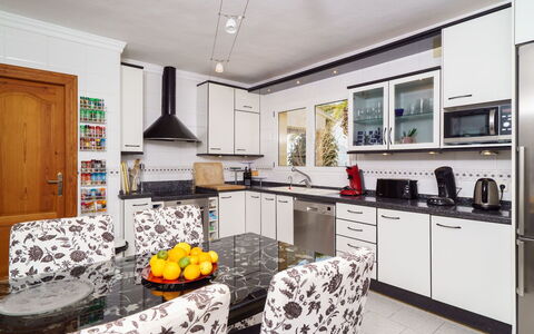 Bellevue: Cabinetry, Controsoffitto, Mobilia, Proprietà, Cucina Stufa, Cucina, Interior Design, Cassetto, Elettrodomestico