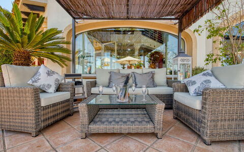 Bellevue: Proprietà, Mobilia, Pianta, Divano, Azzurro, Tavolo, Mobili Da Esterno, Interior Design, Soggiorno, Pavimento