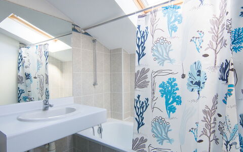 Les Terrasses du Cap: Bagno, Camera, Proprietà, Piastrella, Interior Design, Tenda Doccia, Parete, Bagno Accessorio, Pavimento, Tenda
