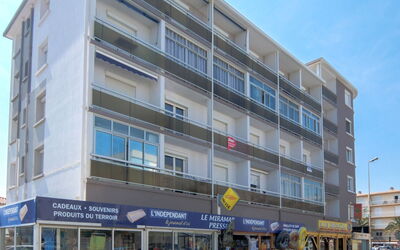 Saint Cyprien 491: Costruzione, Edificio Commerciale, Architettura, Uso Misto, Proprietà, Area Metropolitana, Quartiere, Città, Zona Urbana, Appartamento