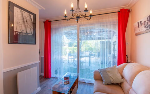 Les Mas du Sud: Proprietà, Mobilia, Azzurro, Finestra, Legna, Illuminazione, Interior Design, Shade, Soggiorno, Pavimento