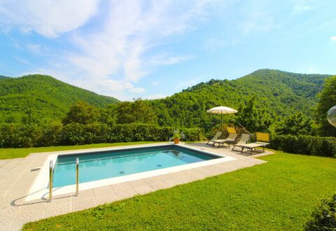 La Casa del Nonno: Acqua, Cielo, Nube, Pianta, Verde, Piscina, Azzurro, Paesaggio Naturale, Albero, Costruzione