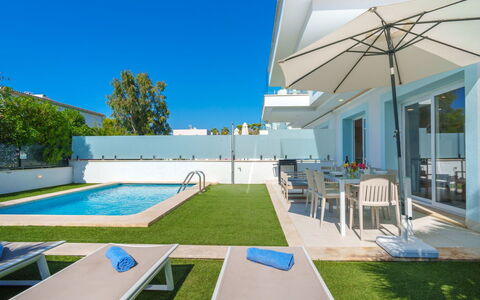 Villa del Lago 4: Proprietà, Costruzione, Cielo, Finestra, Pianta, Shade, Interior Design, Urban Design, Sedia, Piscina