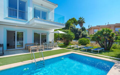 Villa del Lago 4: Pianta, Acqua, Proprietà, Costruzione, Finestra, Cielo, Azzurro, Blu, Piscina, Albero