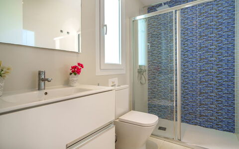Villa del Lago 4: Proprietà, Pianta, Specchio, Idraulico Fixture, Mobiletto Del Bagno, Lavello, Bagno, Rubinetto, Lavandino Del Bagno