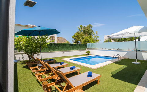 Teresa Beach 2: Piscina, Mobili Da Esterno, Tempo Libero, Ricorrere, Shade, Cortile, Hotel, Landscaping, Erba Sintetica, Lettino