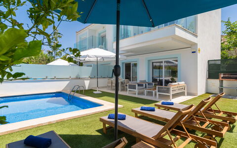 Teresa Beach 2: Blu, Piscina, Tempo Libero, Ricorrere, Mobili Da Esterno, Appartamento, Estate, Vacanza, Ombrello, Sedia