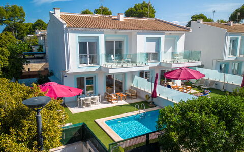 Teresa Beach 1: Costruzione, Nube, Cielo, Pianta, Finestra, Proprietà, Azzurro, Albero, Casa, Shade