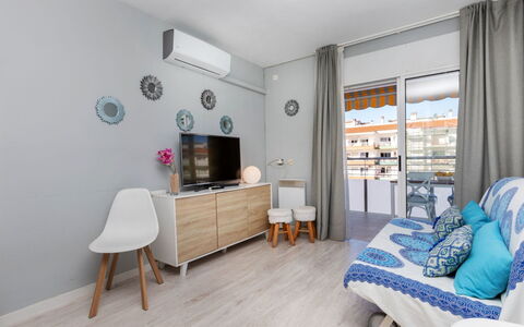 Lotus: Tavolo, Cornice, Mobilia, Comfort, Costruzione, Legna, Televisione, Interior Design, Pianta Della Casa, Pavimentazione