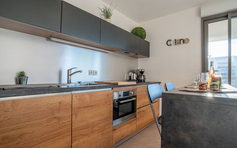 Rive Gauche: Cabinetry, Rubinetto, Controsoffitto, Lavandino Della Cucina, Lavello, Legna, Cucina, Interior Design, Finestra, Cucina Stufa